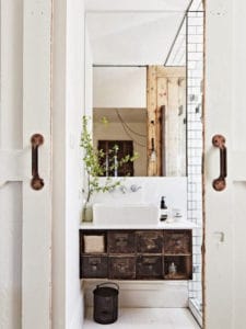 vintage-bathroom-old-furniture-225x300.jpg 